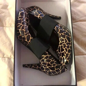 S.E. Boutique animal print heels 6.5